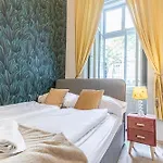 Superbly Central 9Br Complex Ideal For 25 People