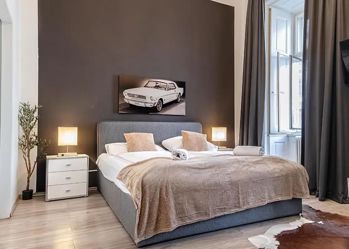 Superbly Central 9Br Complex Ideal For 25 People